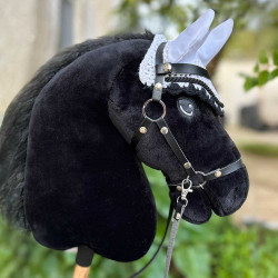 Hobby Horse A3 avec Filet, licol noir et bonnet blanc - Stormy