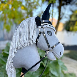 Hobby Horse A3 Gris avec Filet, rênes, mors, bonnet et licol NOIRS - Silver Moon