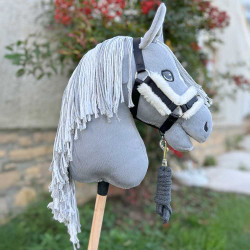 Hobby Horse A3 Gris avec Filet, rênes, mors, bonnet et licol NOIRS - Silver Moon