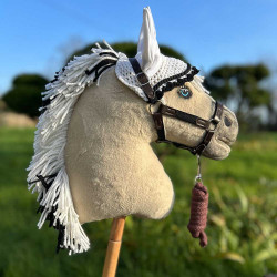 Hobby Horse Iska avec licol, bonnet et queue amovible